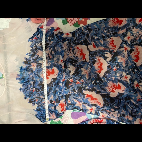 Floral dress, past the knees, with lining inside. - Picture 5 of 7